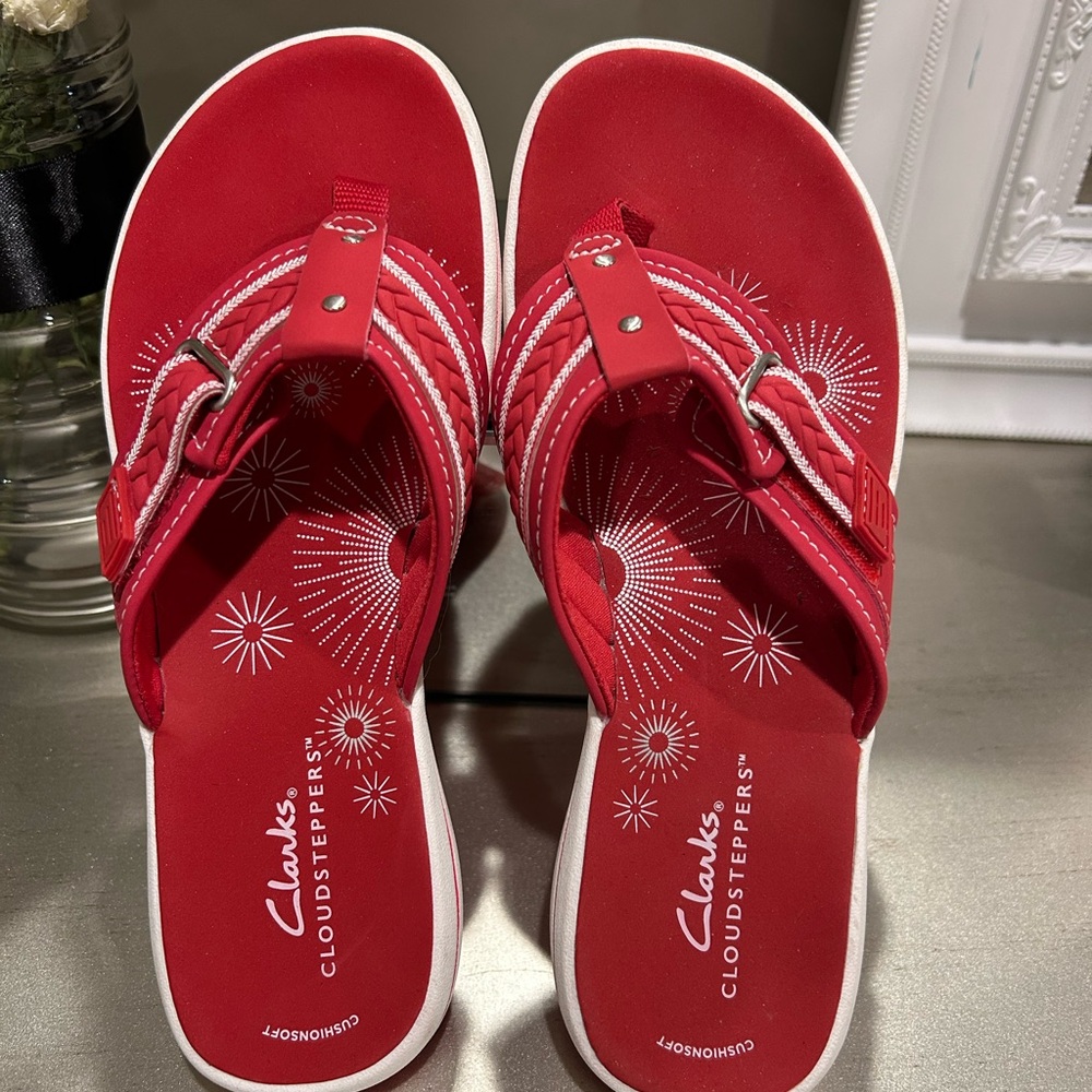 Clarks Red Women's Cloudsteppers Flip Sandals NWOT - Picture 3 of 8
